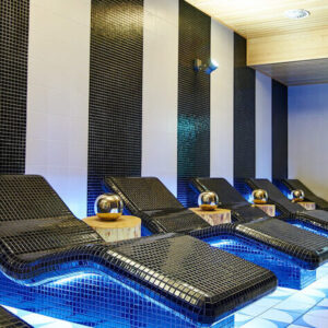 strefa relaksu z leżankami wellness