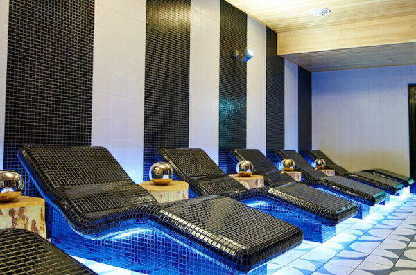 strefa relaksu z leżankami wellness